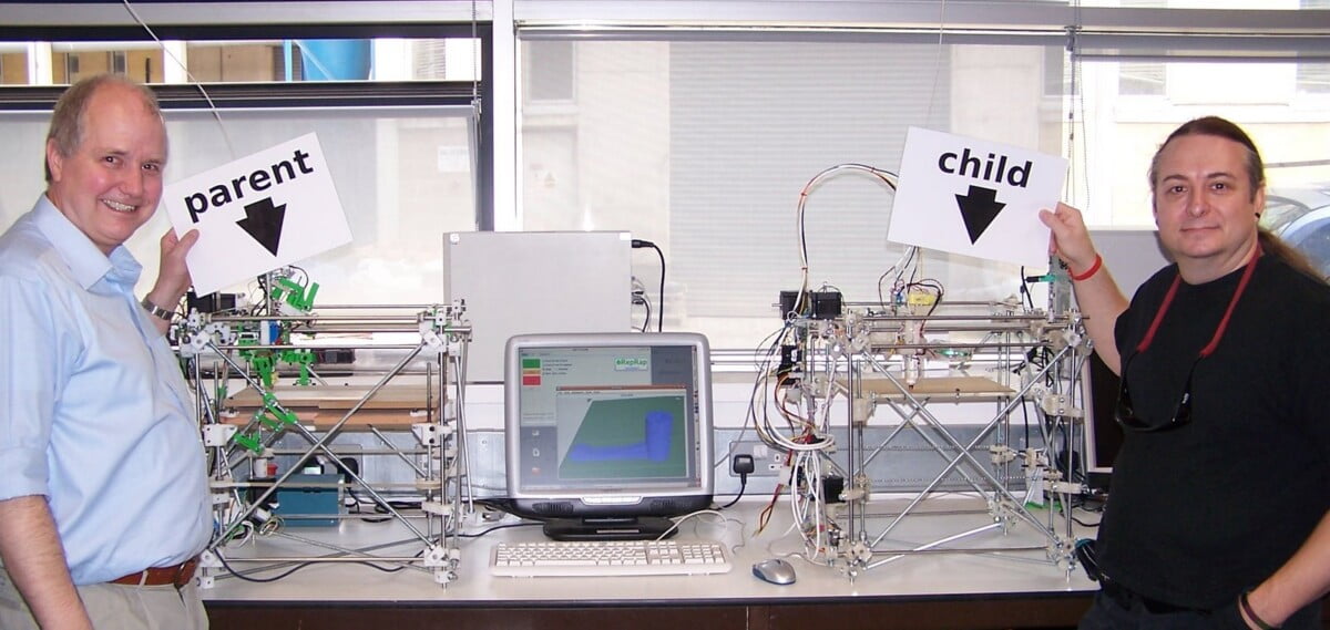 RepRap Projekt a Dr. Adrian Bowyer s 3D tiskárnou replikující sama sebe.