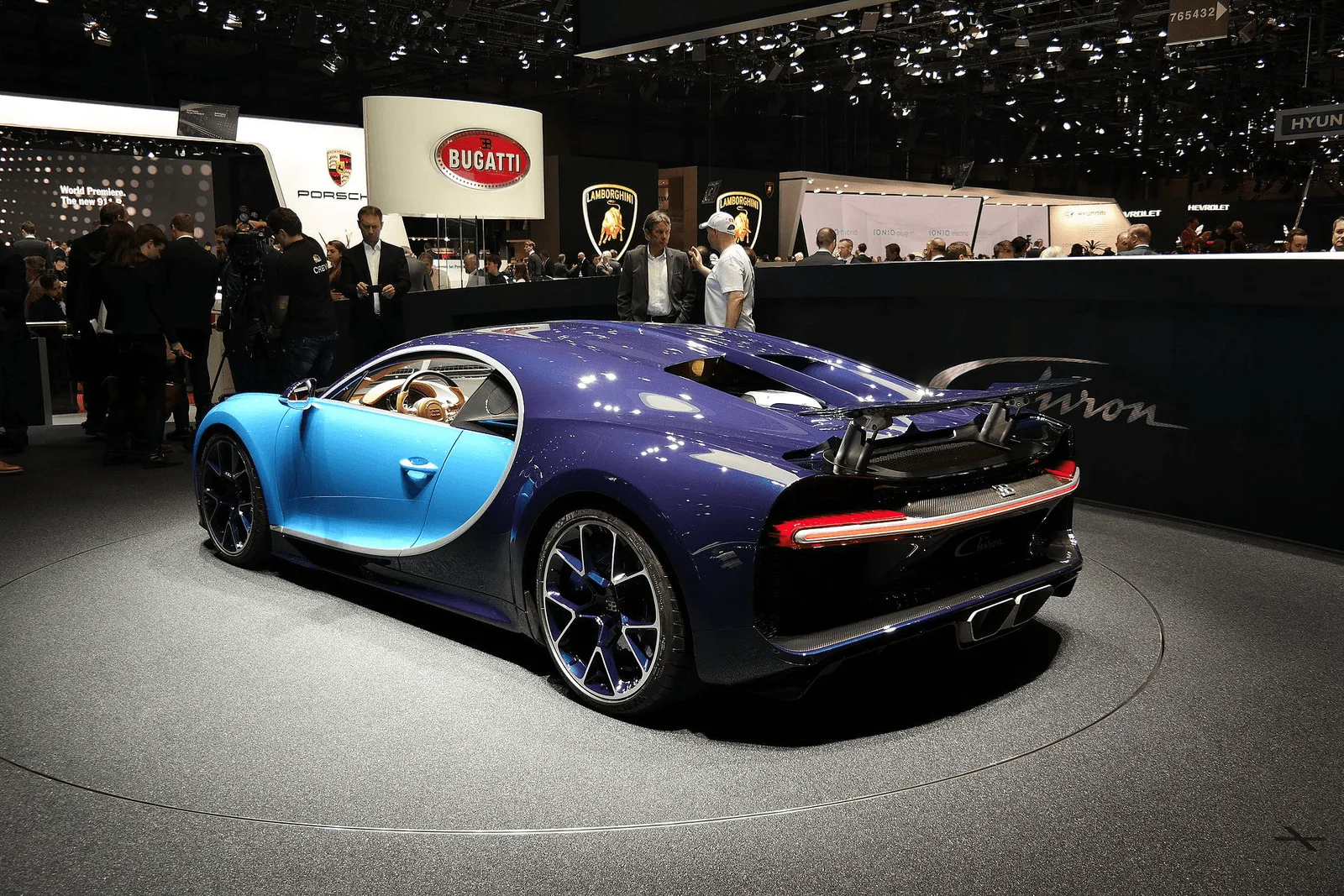 Bugatti Chiron Super Sport s 3D tištěným držákem na nápoje