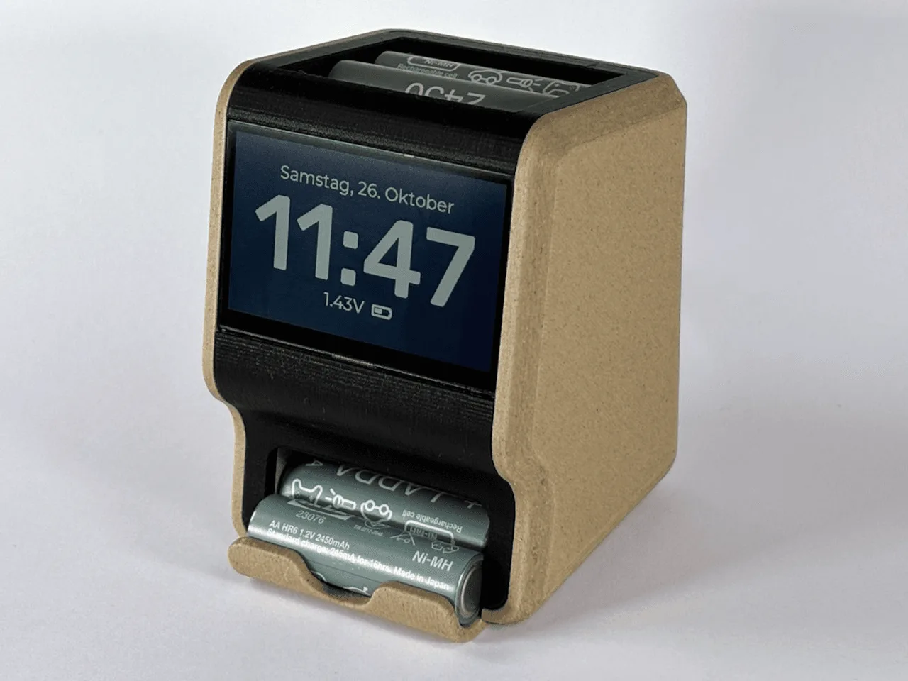 SPINC – 3D tištěná automatická nabíječka baterií s retro designem