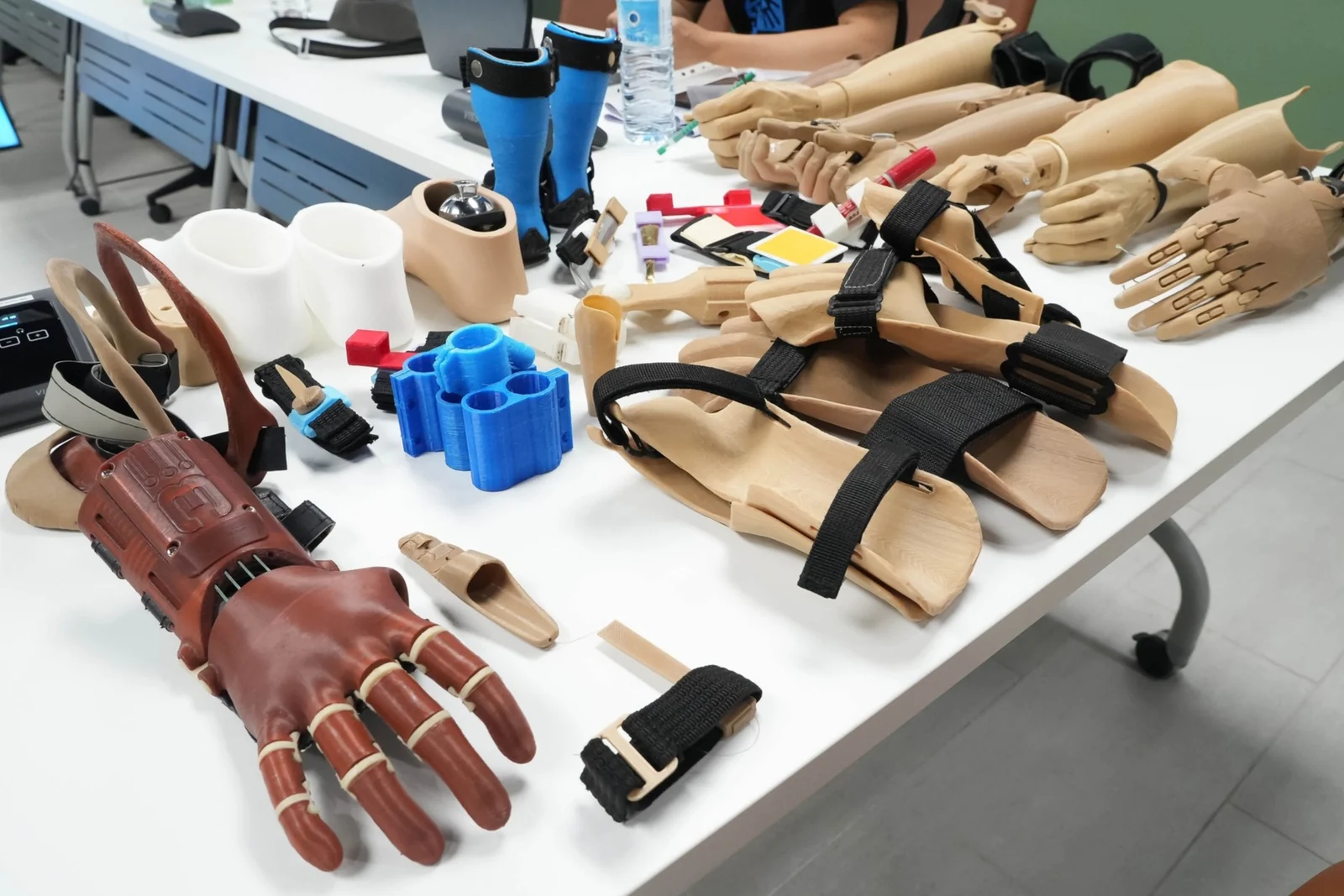 Prototypy mechanických a 3D tištěných protéz týmu Queen's University