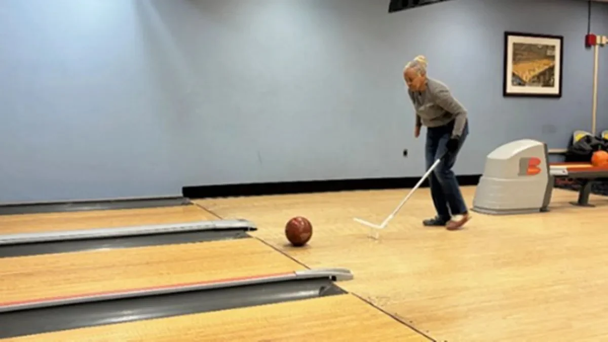Veteránka Francine Goode používá při bowlingu pomůcku s 3D tištěnými díly