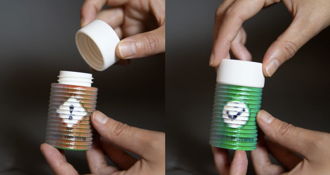 Dvě polohy víčka na lahvi ukazují, jak ShiftLens mění viditelnou barvu ze zelené na oranžovohnědou