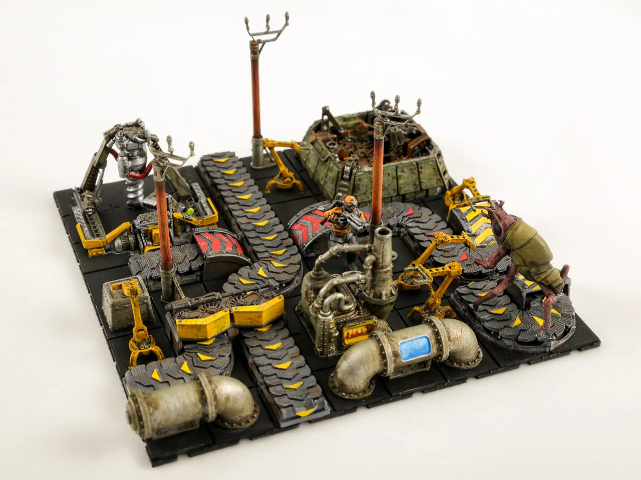 Fyzická miniatura továrny Factorio s dopravníky a stroji na stole