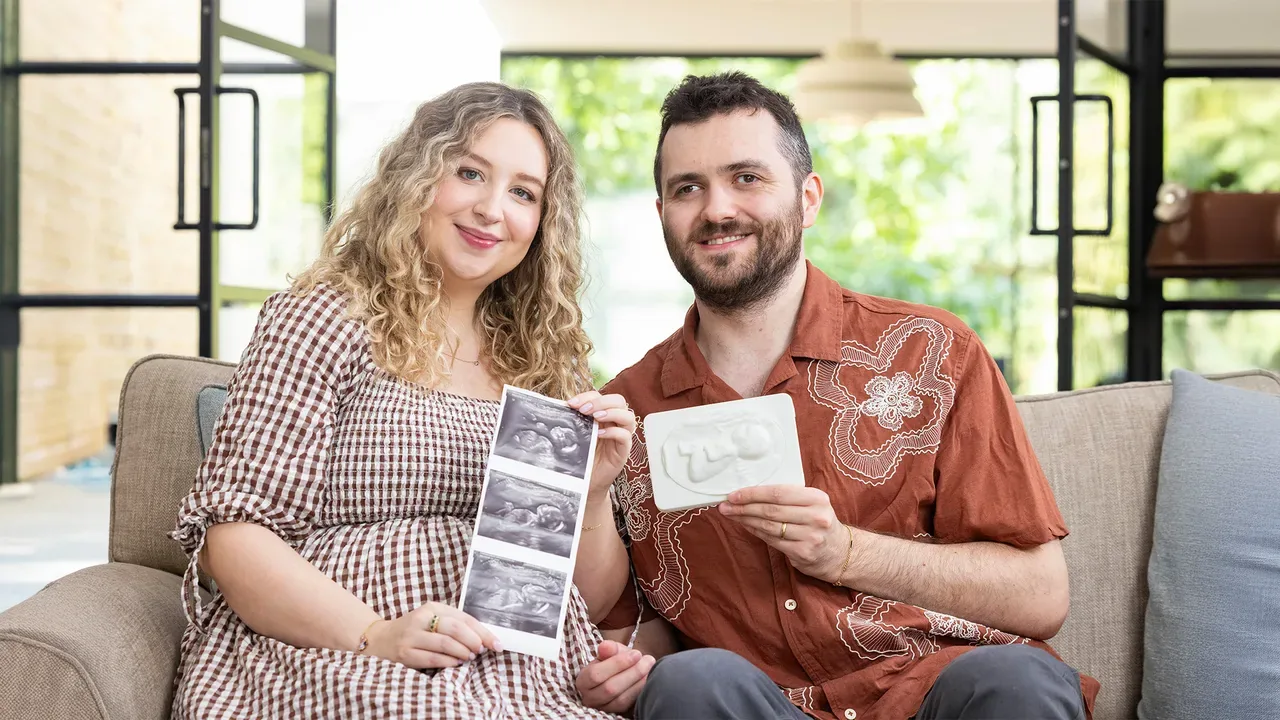 Rodiče drží vedle ultrazvukových snímků bílý hmatový reliéf svého dítěte
