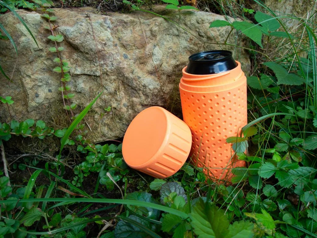 Oranžový tištěný obal na plechovku jako ukázka Prusamentu PLA Lightweight